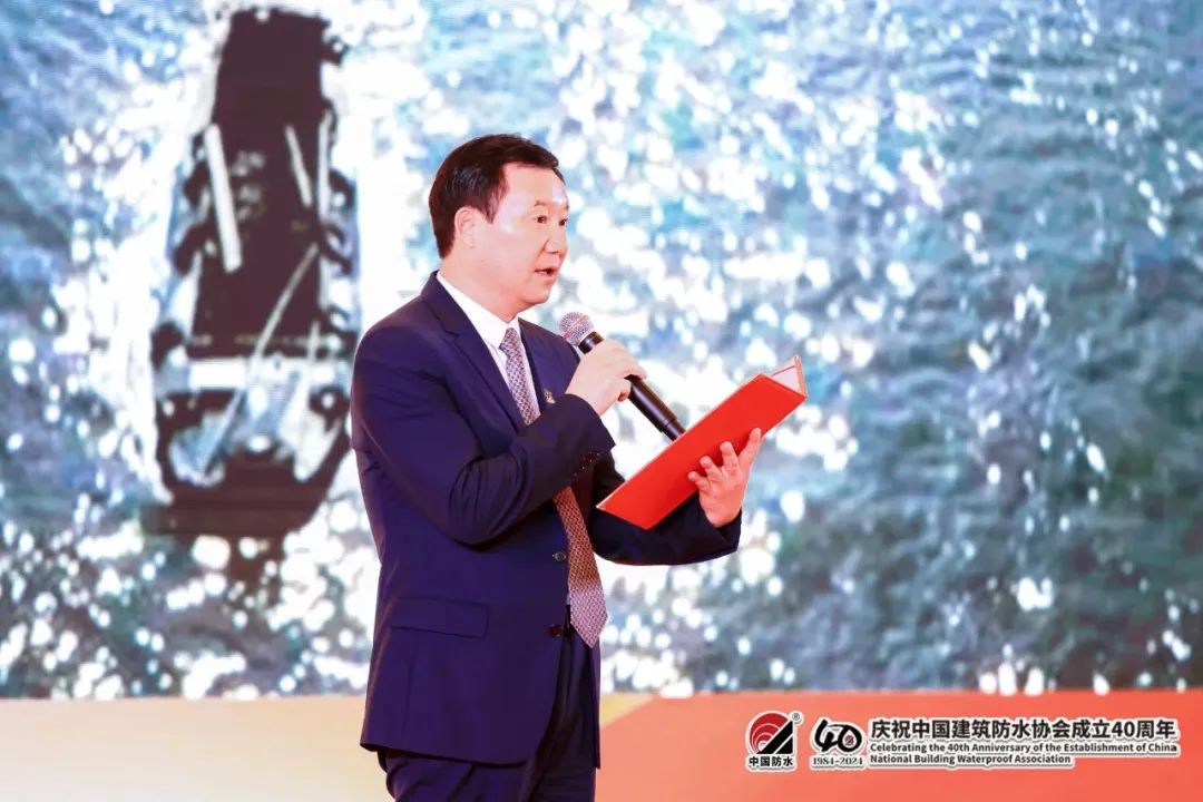 Цянь Линди, председатель Canlon, выступил с речью на сцене