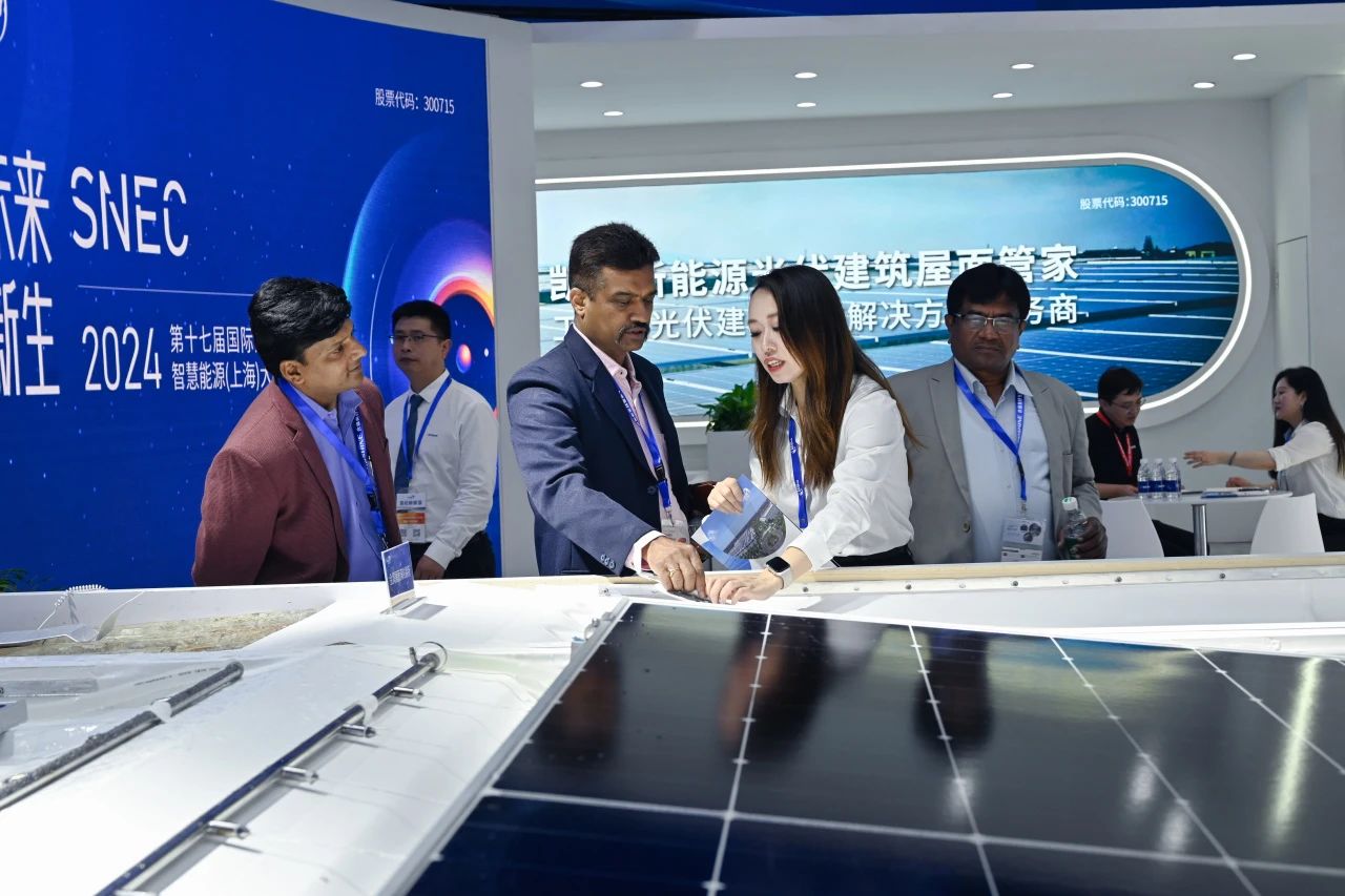 Клиенты посетили стенд Canlon на выставке SNEC 2024