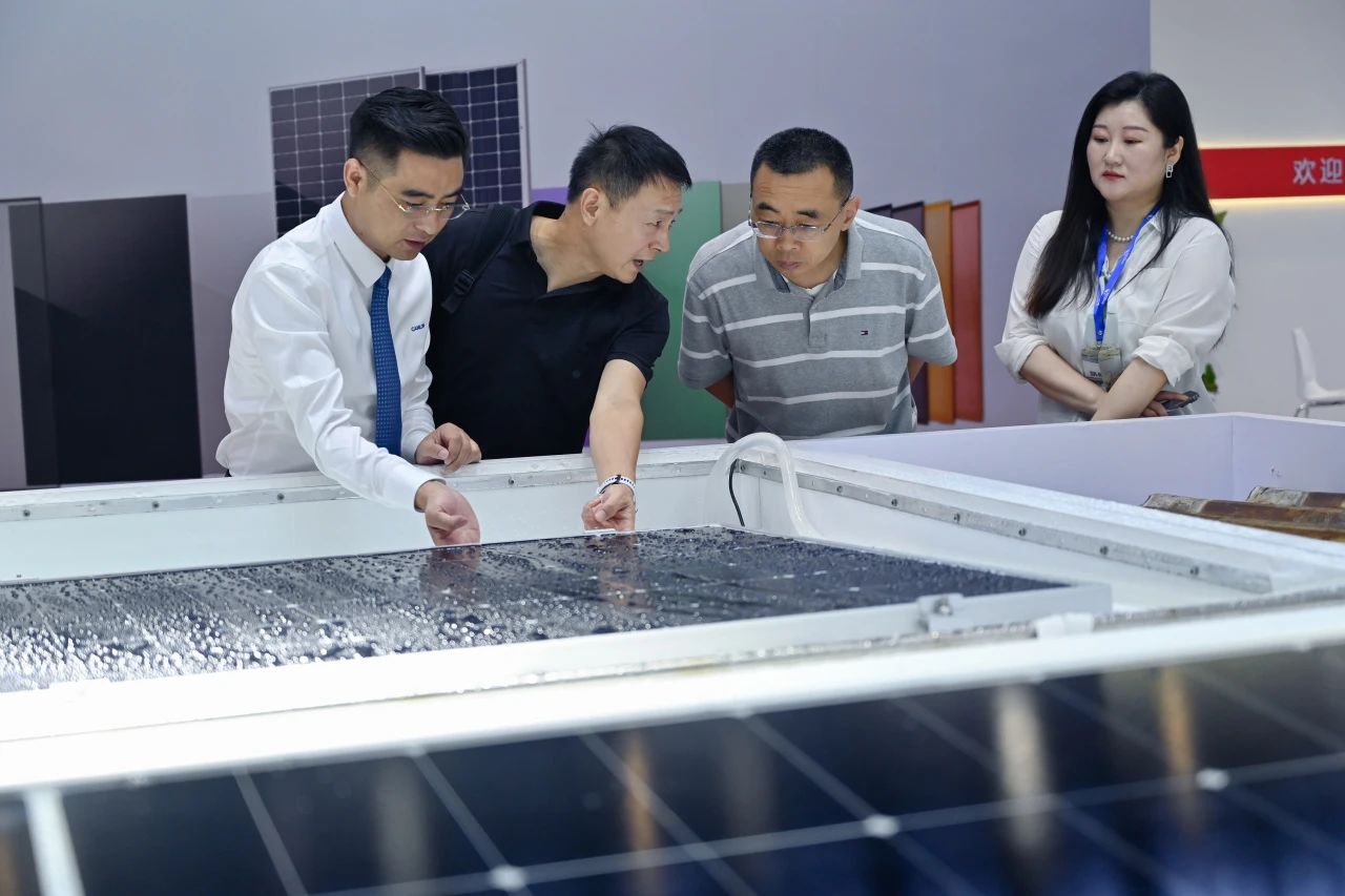 Зарубежные клиенты посетили стенд Canlon на выставке SNEC 