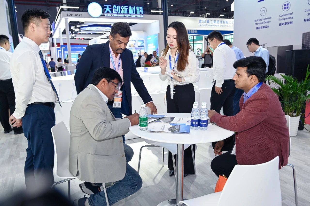 Зарубежные клиенты посетили стенд Canlon на выставке SNEC 2024