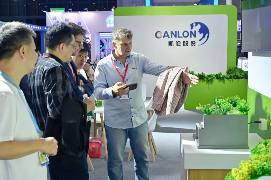 Зарубежные делегации посетили стенд CANLON