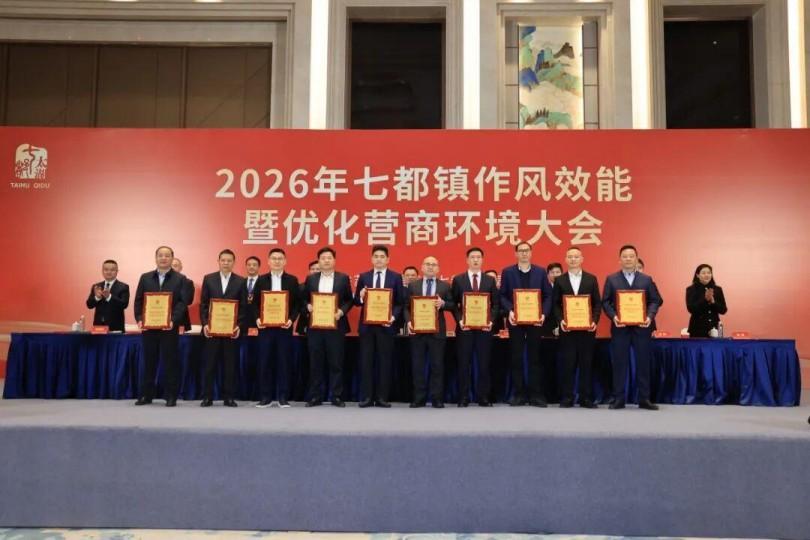 Чествование Кэнлона | Стремление быть образцом для подражания и упорный труд: Canlon получает множество наград и наград.