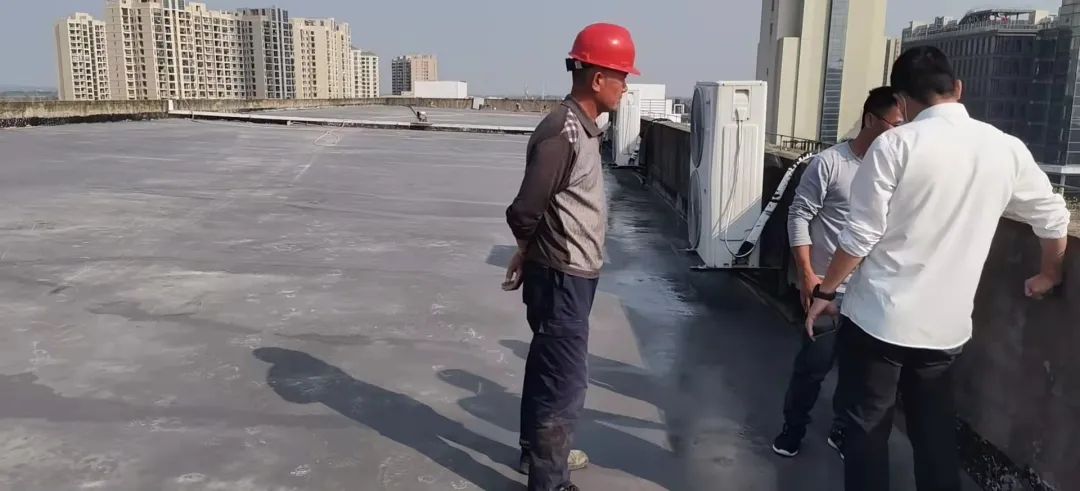 Техники осматривают крышу