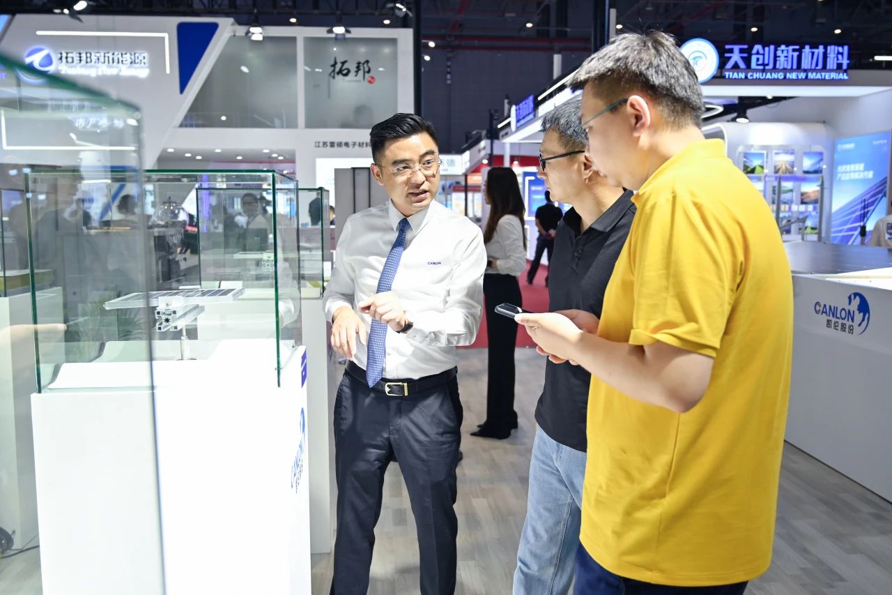 Зарубежные клиенты посетили стенд Canlon на выставке SNEC в Шанхае 1
