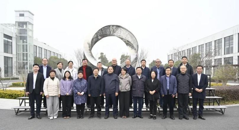 Сосредоточьтесь на Кэнлоне | Делегация во главе с генеральным секретарем Цай Чжаоюнем из отдела технологий металлических кровель и систем ограждений посетила Канлон для наблюдения и обмена мнениями.